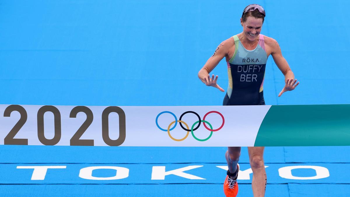 La bermudeña Flora Duffy celebra su oro en triatlón en los Juegos Olímpicos de Tokyo 2020.