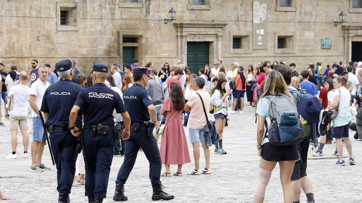Efectivos de la Policía Nacional en la Praza do Obradoiro, en el casco histórico de Santiago.