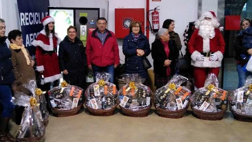 Premiados con la cesta de navidad en la Plaza de Abastos de Marín. // S.A.