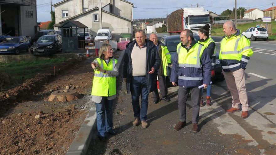 Ethel Vázquez e José M. López supervisando as obras /c. da laracha