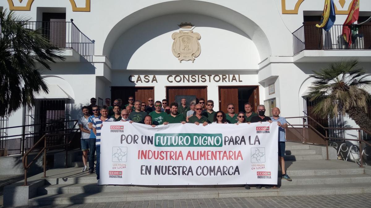 Foto de archivo de los trabajadores de Zumosol ante la puerta del Ayuntamiento de Palma del Río.