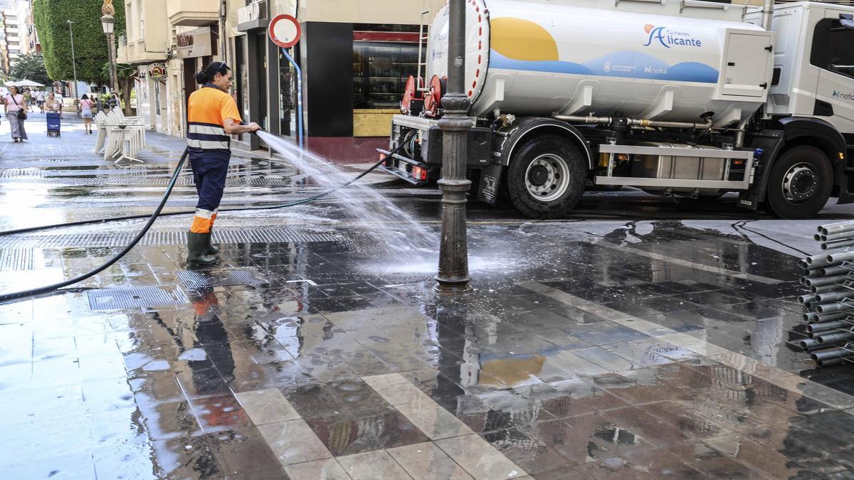 Los servicios de limpieza de Alicante devuelven la normalidad tras las Hogueras