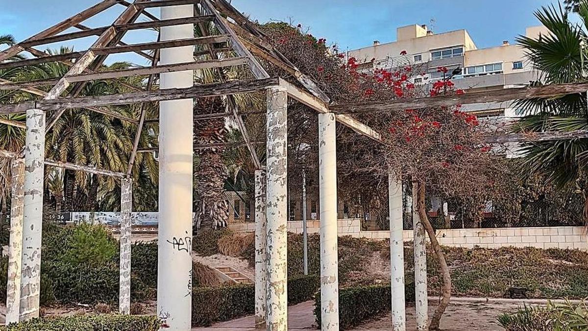 Una zona verde en mal estado de Muchavista, en una imagen de archivo