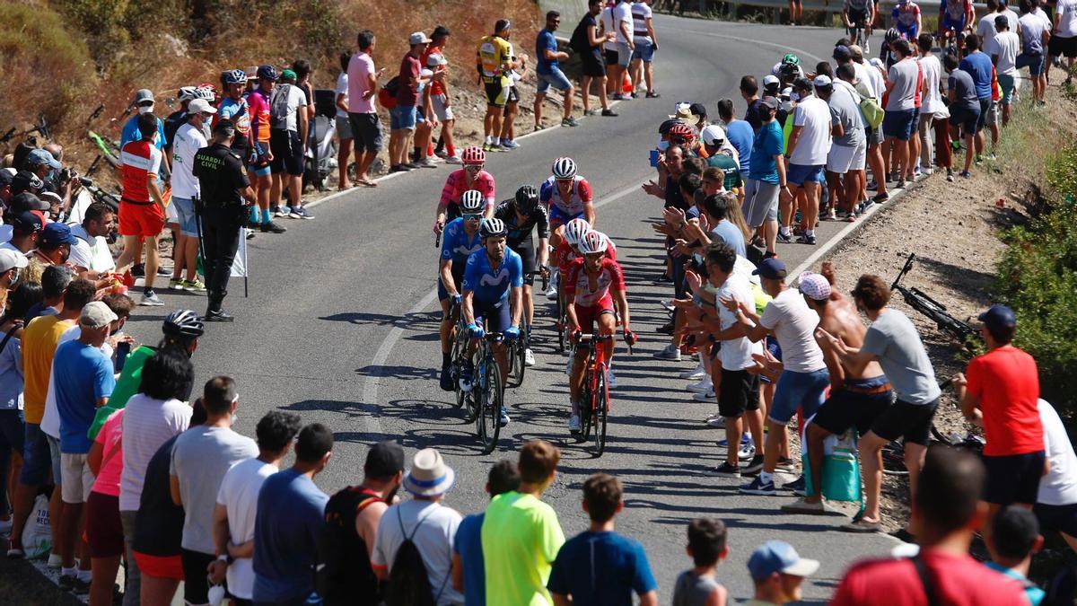 Aficionados de Córdoba arropan a los ciclistas en el paso de La Vuelta 2021.
