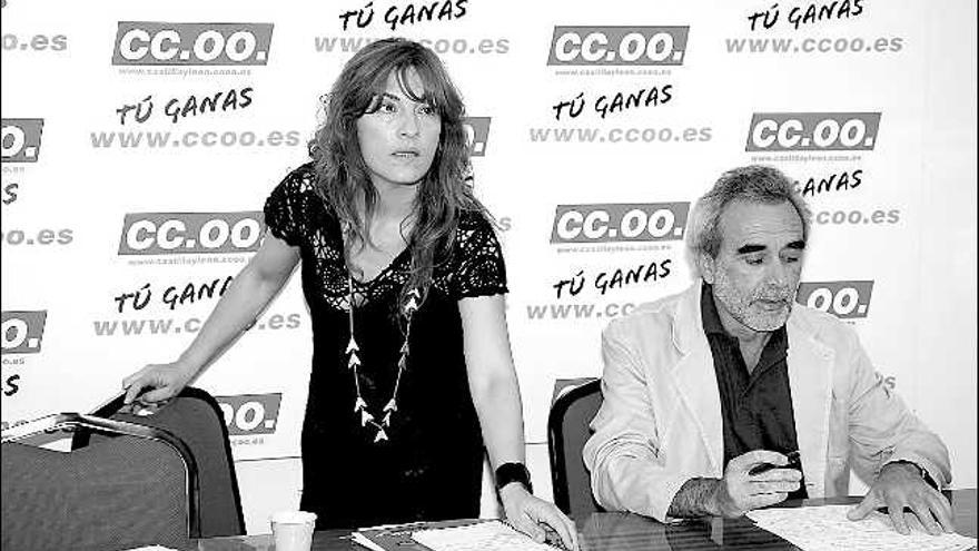 Rosa Arribas y Agustín León, ayer en la sede de Comisiones Obreras