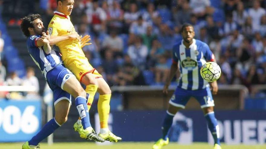 Arribas pugna con un rival durante el partido contra el Sporting, con Sidnei al fondo de la imagen.