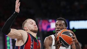 El alero senegalés de la Virtus de Bolonia Saliou Niang (d) lucha con el lituano Tadas Sedekerskis, del Baskonia