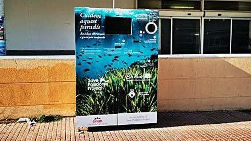 La máquina de reciclaje de latas y botellas está situada en Sant Francesc.