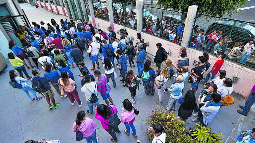 Unos opositores presentándose a un examen para optar a una plaza de la Administración Pública.