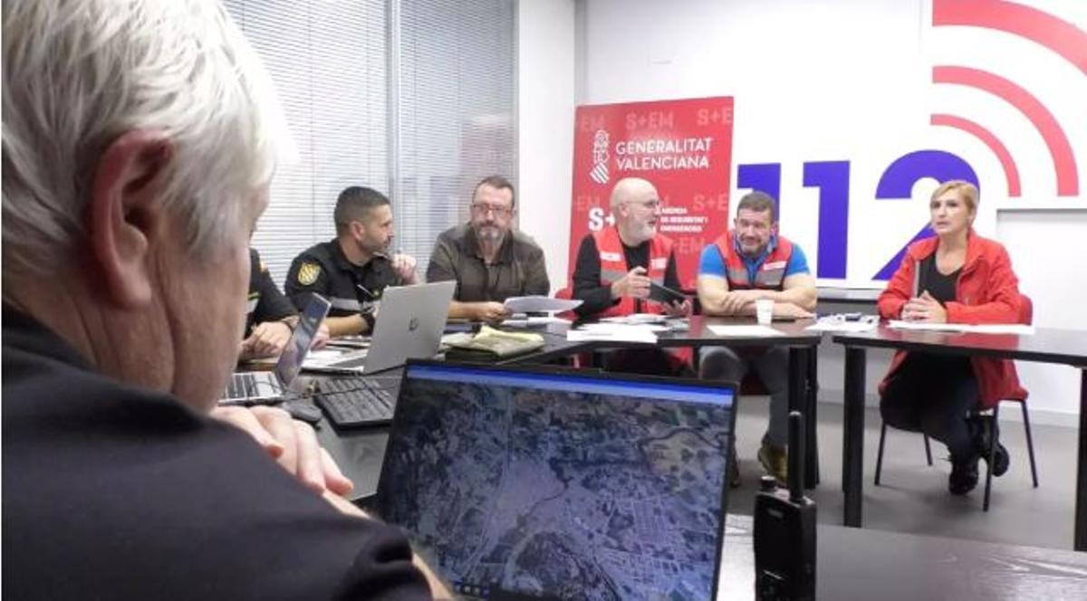 El bombero José Miguel Basset visiona cartografía de Chiva, la cabecera del barranco del Poyo, en una imagen del cecopi del 29-O grabada en un video aportado a la causa.