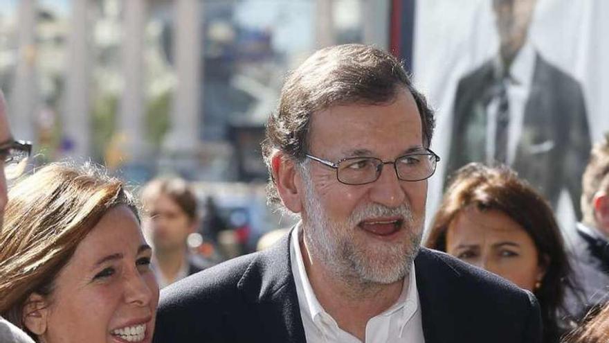 Rajoy, con Alicia Sánchez Camacho, ayer, en Barcelona. // Efe