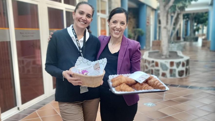 Anfi regala cientos de chocolatinas entre clientes y trabajadores en el Día Internacional de la Mujer