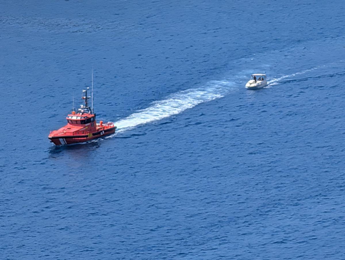 La Salvamar Fénix ha llevado al puerto de Xàbia a la embarcación averiada