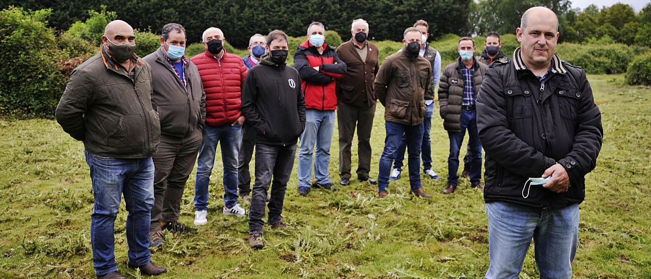 Montoto y los miembros de su junta, este jueves en el campo de tiro.