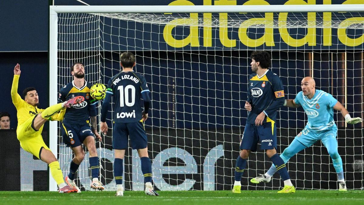 Mikautadze marca de volea el primer gol del Villarreal, este lunes ante el Espanyol.