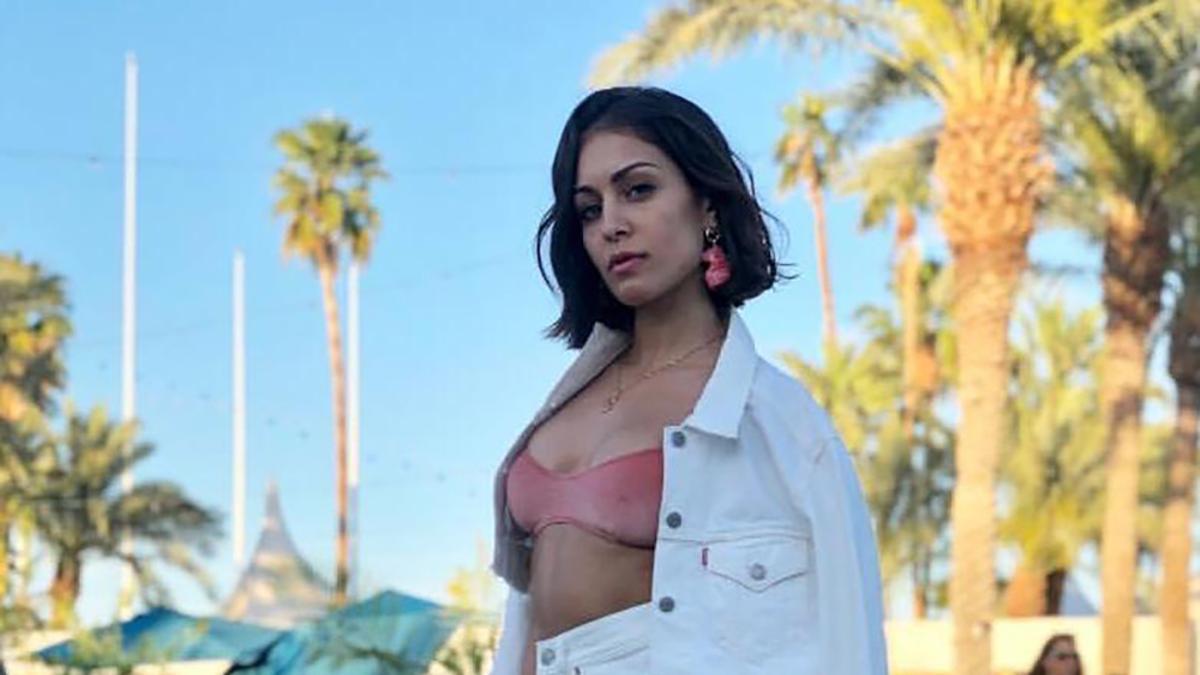 El look de Hiba Abouk, con chaqueta vaquera blanca, en Coachella