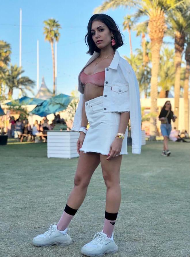 El look de Hiba Abouk, con chaqueta vaquera blanca, en Coachella