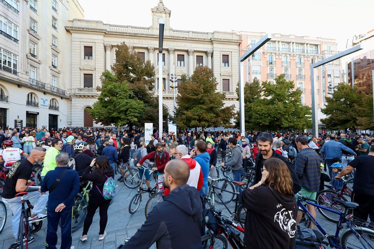 Decenas de ciclistas protestan en Zaragoza contra la obligatoriedad de contratar un seguro
