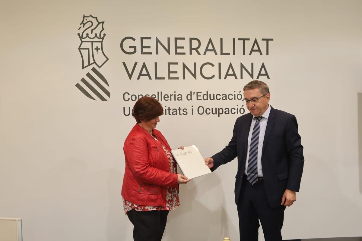 Rovira y Cantó con el nuevo documento de criterios del valenciano en la Administración.