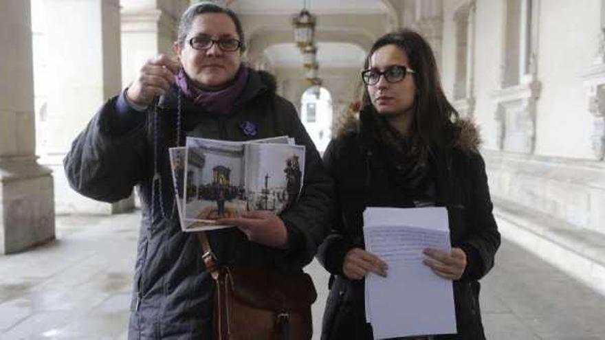 Victoria Louro y Avia Veira ayer a las puertas del registro municipal. / carlos pardellas