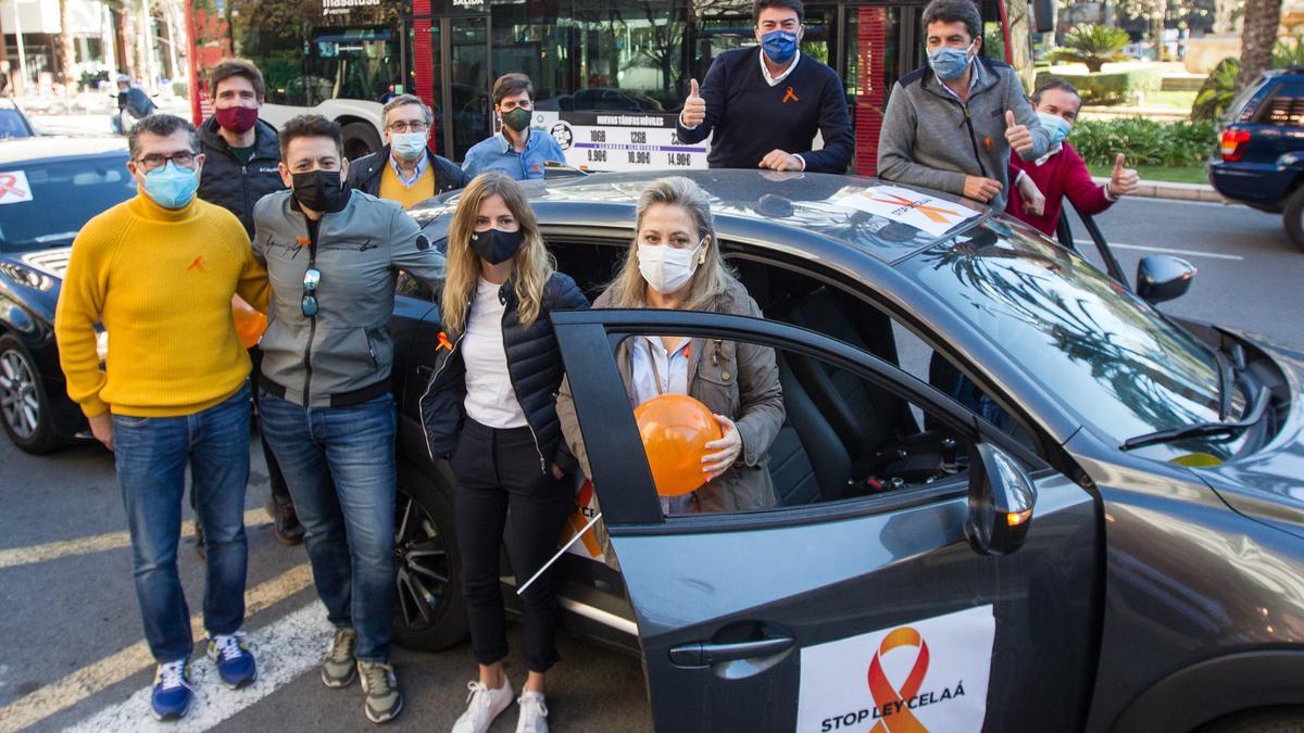 La protesta contra la ley Celaá llena de coches el centro de Alicante