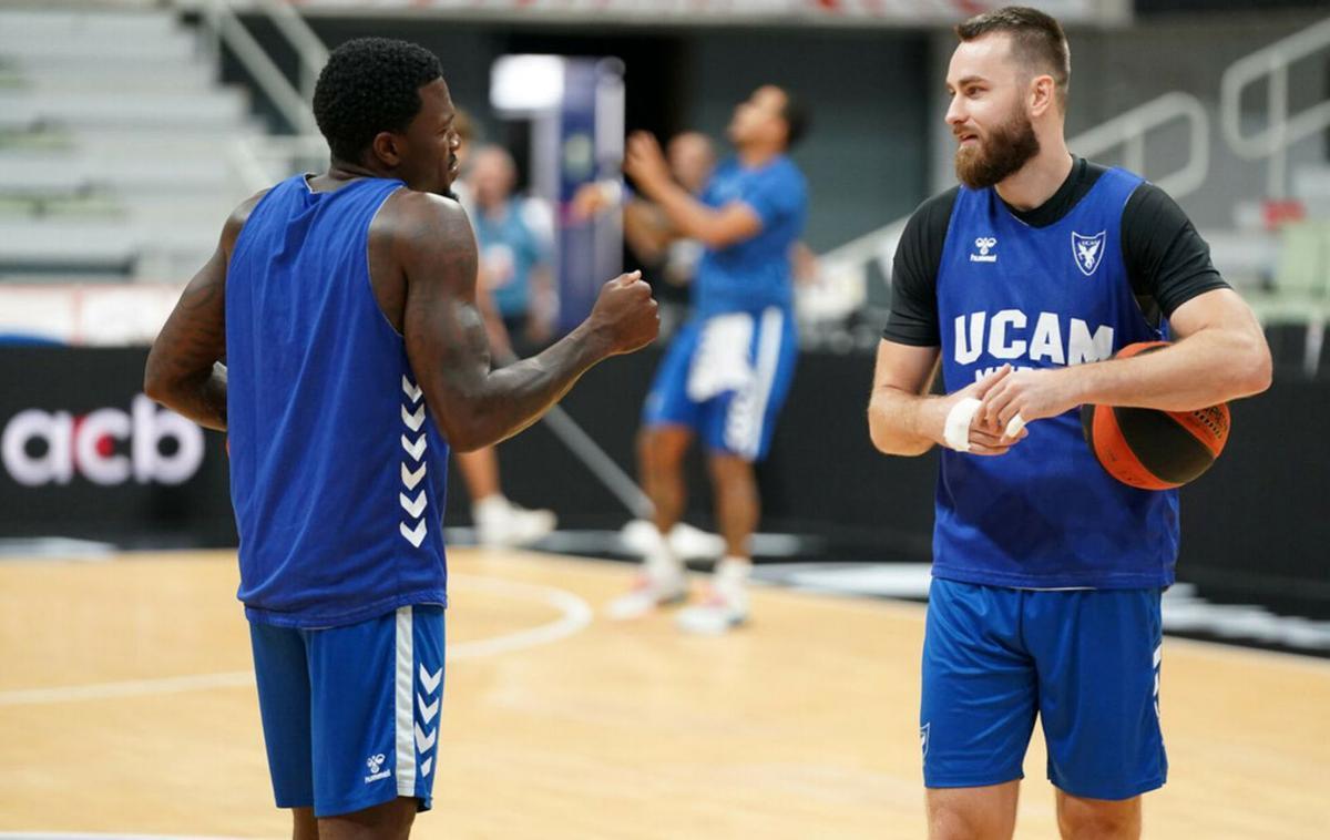 Dylan Ennis y David Jelínek, del UCAM Murcia, en el Palacio de los Deportes.  | ACB PHOTO/MARIANO POZO