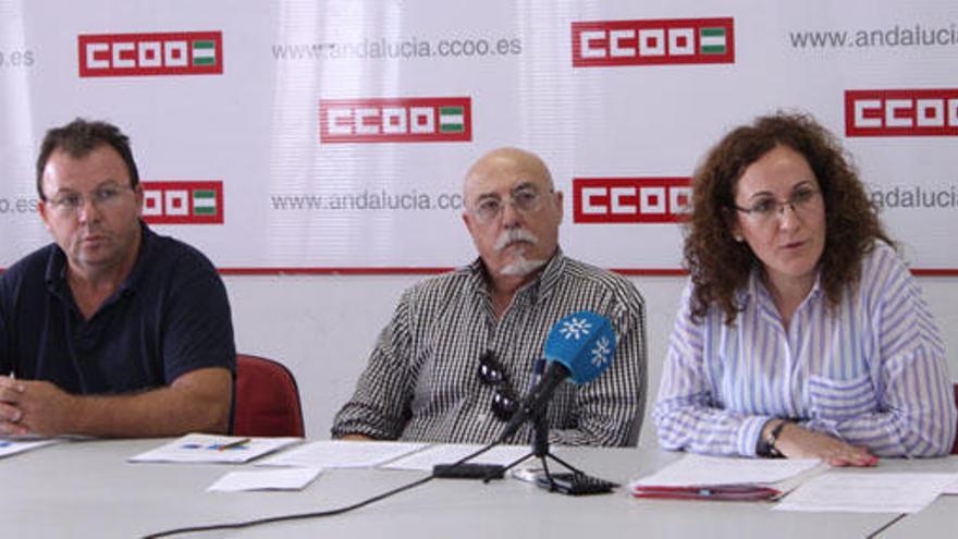 Los representantes de CCOO, con Antonio Herrera en el centro, durante la presentación.