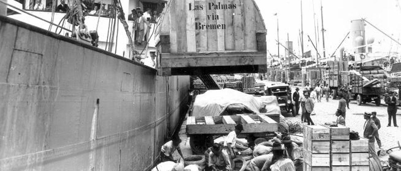 Descarga de materiales para la central eléctrica de la Cicer, en el Puerto de la Luz.