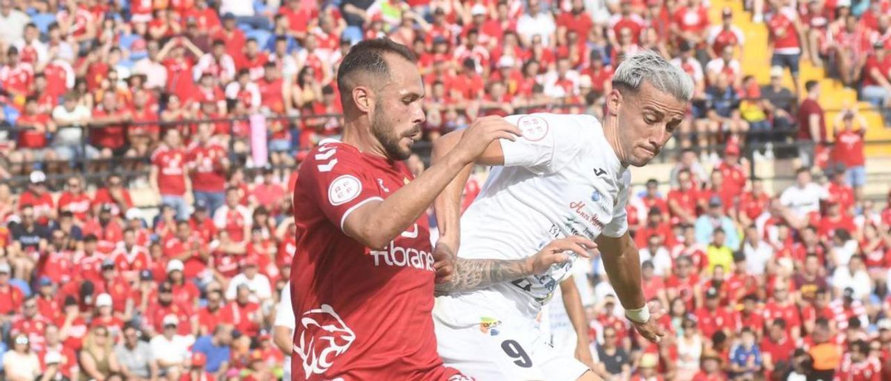 Santi Jara en una jugada del encuentro de la final del play off de ascenso ante la Peña. | ISRAEL SÁNCHEZ