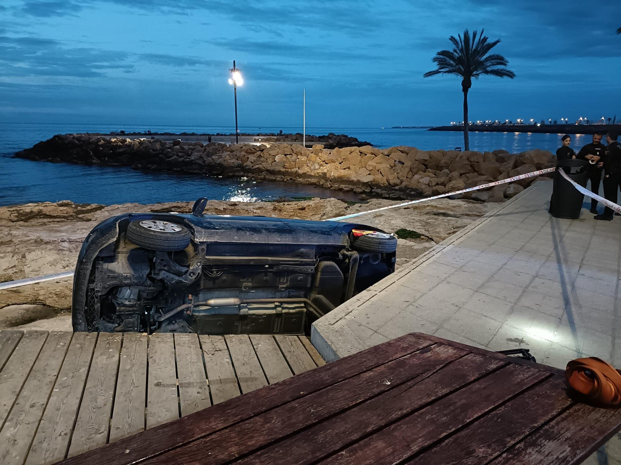 Así quedó un coche conducido por una mujer de 79 años que cayó a las rocas del paseo marítimo de Torrevieja