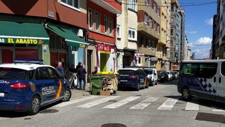 Una patrulla de la Policía Nacional, en Monte Alto tras el atraco a un supermercado.