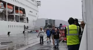 Los cruceristas del "Ambition" desembarcan en Gijón (en imágenes)