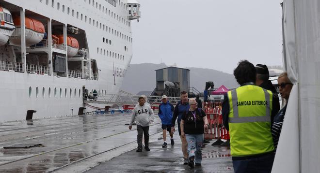 Los cruceristas del "Ambition" desembarcan en Gijón (en imágenes)