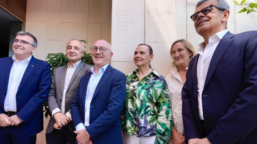 Por la izquierda, el subdelegado del Gobierno en Granada, José Montilla; José Errasti, director de la Cátedra Cohen; Jeffrey Marder, embajador de Canadá en España; Laura García Lorca; María del Mar Sánchez Estrella, secretaria general de Patrimonio de la Junta de Andalucía, y Juan Ramón Ferreira Siles, concejal de Cultura. Debajo, detalle de la placa. | LNE