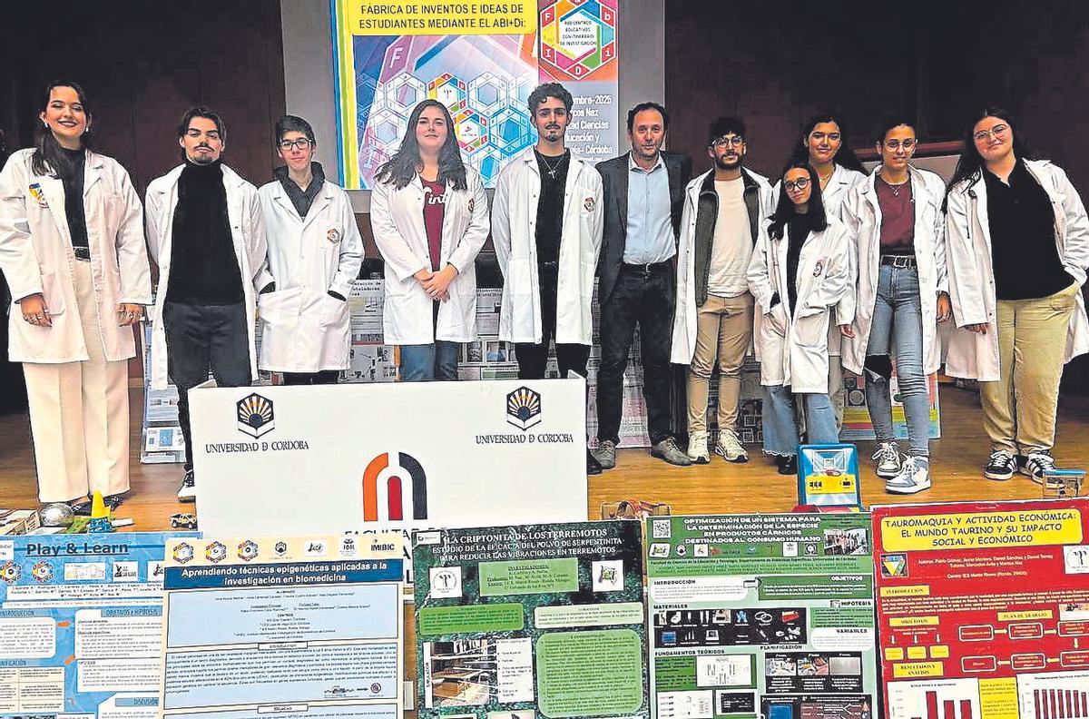 El profesor Marcos Naz (sexto por la derecha), con alumnos del IES Gran Capitán.