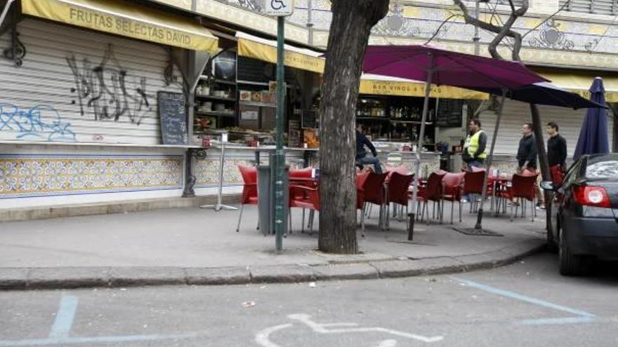 Plazas de aparcamiento para discapacitados en València, donde hay 6.664 tarjetas legales.