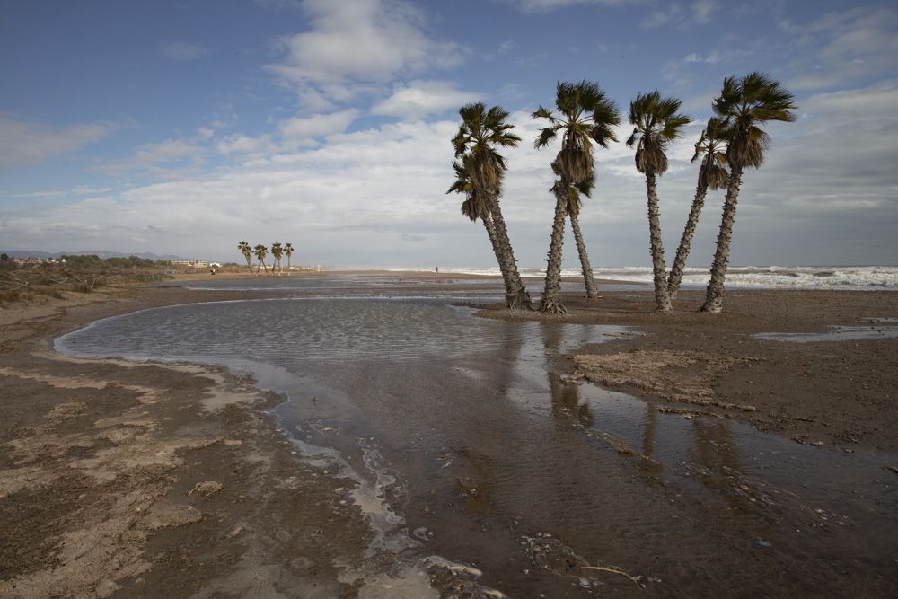 El temporal agrava la situación de la playa de Canet d'En Berenguer con nueva pérdida de arena y más piedras