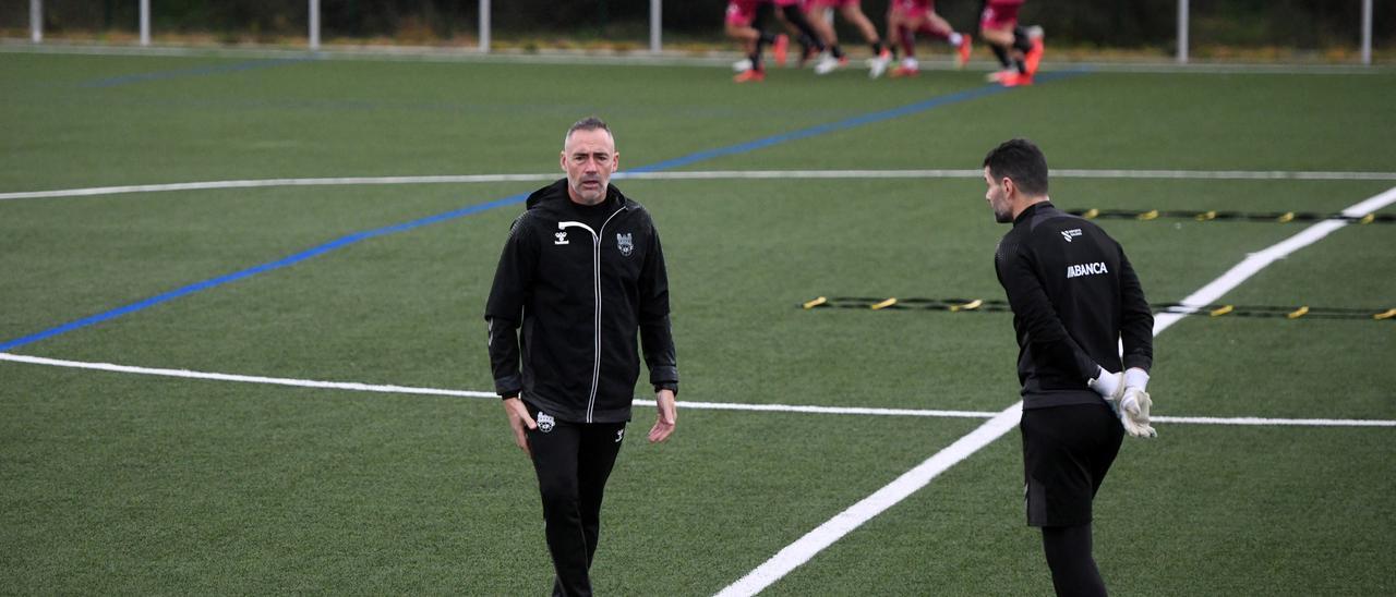 Ángel Rodríguez, en un entrenamiento del Pontevedra en Xeve.
