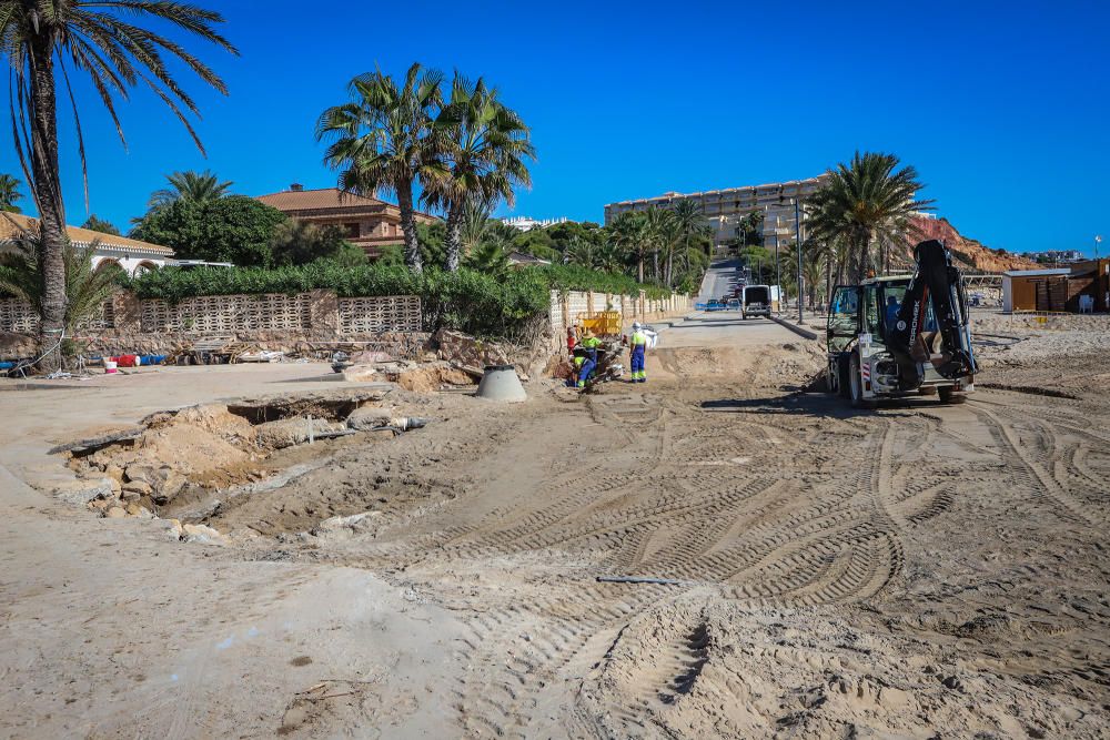 El río Nacimiento causó destrozos en Orihuela Costa en la gota fría en zonas donde se ha ocupado su cauce natural, como el paseo en la playa o los viales y zonas deportivas de varias urbanizaciones