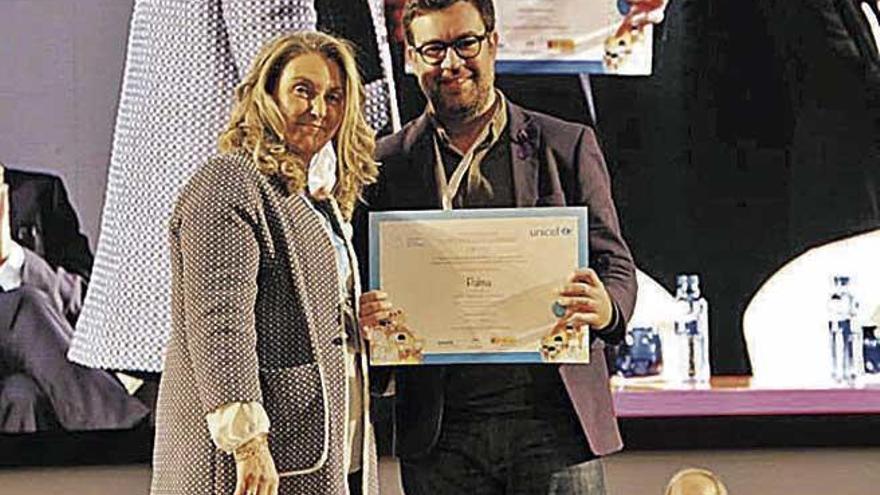 El alcalde de Palma, ayer, con el diploma de Palma.