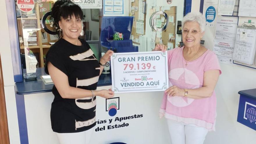 Ana María Veiga junto a su madre Soledad Gonzalo, con el cartel del premio.