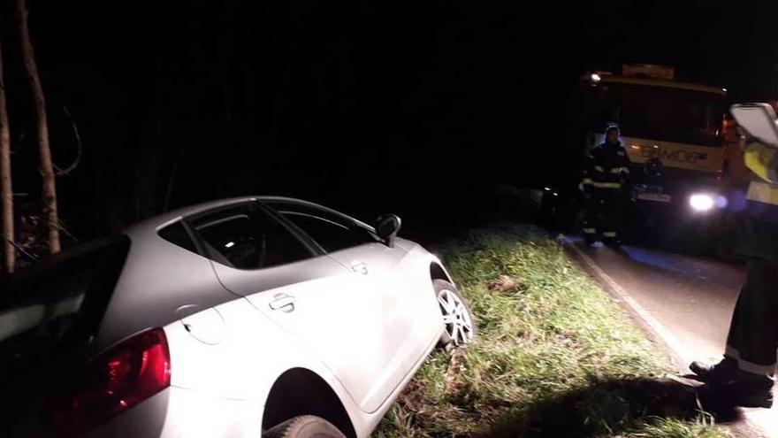 El coche volcado en Colunga.