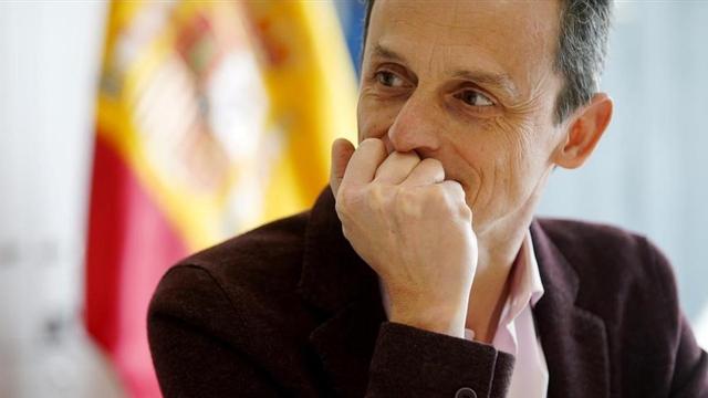 El ministro de Ciencia, Innovación y Universidades, Pedro Duque, en su despacho durante la entrevista con EL PERIÓDICO