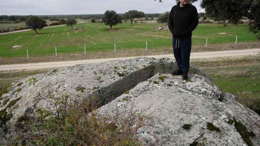 El joven salmantino sobre la roca donde se ve la fractura.