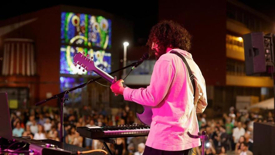 Velvet Flores y Laiv llevan su pop electrónico a la plaza del Pilar en la segunda cita de «Música viva»