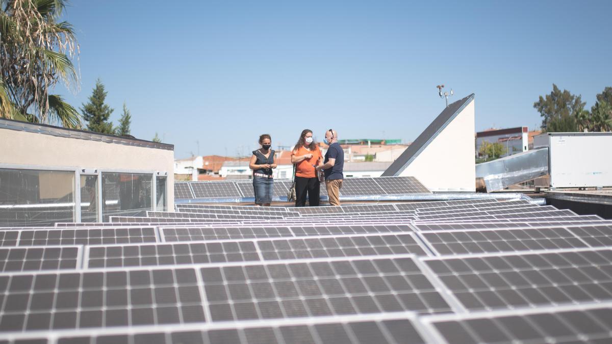 Paneles solares instalados en la cubierta del centro cultural de La Antigua