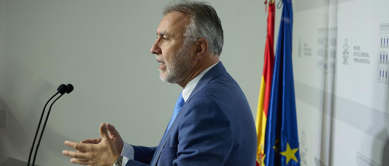 El ministro de Política Territorial y Memoria Democrática, Ángel Víctor Torres, ofrece una rueda de prensa para hacer balance de los acuerdos alcanzados con las comunidades autónomas en el Ministerio de Política Territorial y Memoria Democrática, a 15 de