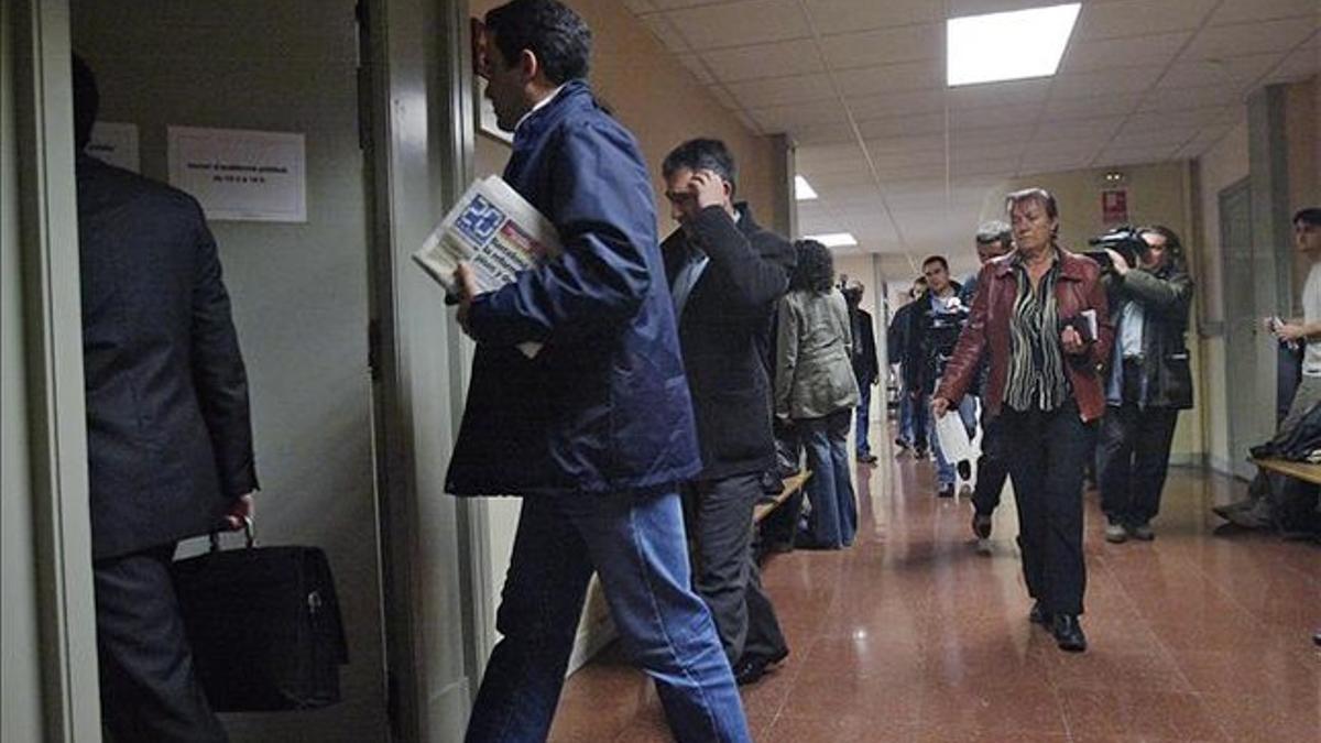 Los mossos condenados por torturas entran en el juzgado para testificar, en diciembre del 2006.