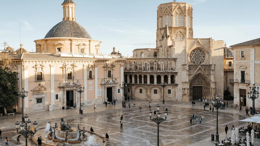 Planifica tu escapada a Valencia en el Puente de Diciembre: Exposiciones, rutas de senderismo y encantadores pueblos