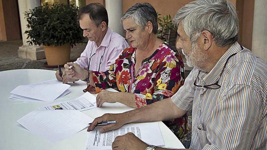 Imagen de los candidatos del PSOE, El Pi y Més durante la firma del acuerdo.